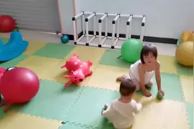骗姐姐要带一周岁妹妹一起上幼儿园，猜姐姐是什么反应视频封面