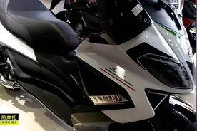 运动休旅摩托车，宗申阿普利亚SRMAX250踏板车，中置油箱15升