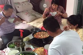 1599元购买小米55寸液晶电视，终于收到货了，吃个火锅庆祝一下吧视频封面