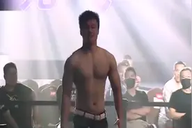 外国壮汉无耻要碰中国姑娘？小伙怒用夺命剪刀脚，擂台摔爆KO老外视频封面