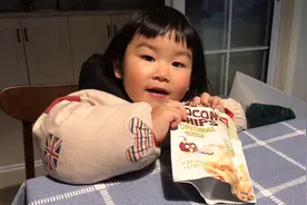 小孩子晚上吃椰子片，对牙齿不好，爸爸想叫她封起来，没想到视频封面
