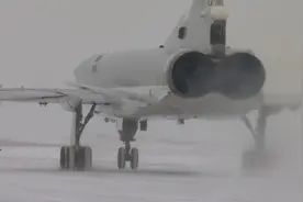 当年苏联打航母的神器！实拍图22m3轰炸机返回伊尔库茨克机场视频封面