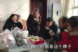 二丫从北京回老家，大包小兜拉了一车吃的，馋的爸爸边吃边夸好视频封面