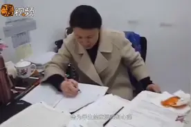 女儿拍视频记录班主任妈妈讲课日常走红：想让老师被更多人理解视频封面