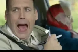 搞笑：老奶奶考侧方停车直接漂移入库考官吓得张大嘴视频封面