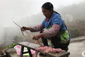 农村大姐做麻辣香肠，用土办法清洗猪小肠，一副小肠可以灌一盆肉
