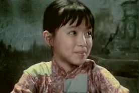 《月牙儿》第一段：孩子不幸失去幼年丧父后，庆幸继父很疼爱她。视频封面