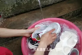 白鞋子脏了怎么洗，教你一个方法，多脏的鞋子都洁白如新
