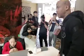 马布里和王少杰抵达CBA全明星周末举办地广州