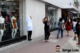 在步行街上放个假人恶搞吓吓路人视频封面