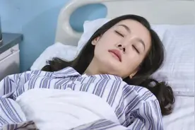 微笑妈妈：女人疯疯癫癫好多年，意外摔倒竟突然清醒了视频封面