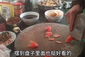 用胡萝卜切出一朵花，做菜摆盘很上档次，值得学习哦！视频封面