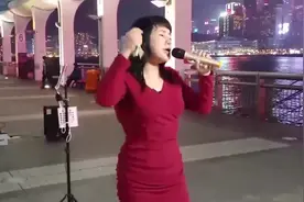 美女街头翻唱《我不会哭》，歌声饱含真情，好听极了视频封面