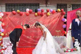 夫妻对拜，谁先抬头谁做饭，没想到小两口一个比一个更低头
