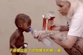 当年讨水喝的非洲小男孩，现在怎么样了？看完感到欣慰！