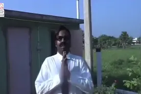 阿三哥向西方演示在印度日常上厕所流程，一张纸没拿，他用什么？