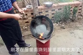 饭店里的大厨是怎么把炒锅刷的干干净净的，今天就分享给你看一下视频封面