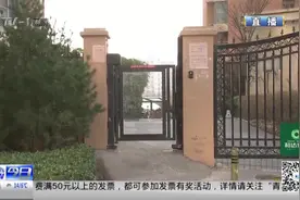 为图方便，外卖小哥强拽小区电磁门！双手猛拉门玻璃碎一地视频封面