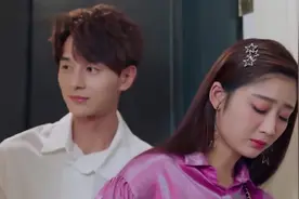 美女一进门，1秒脱长靴，看速度不是第一次了吧！