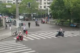 男童趁家长复工独自外出迷路，幸得民警及时找到家人视频封面