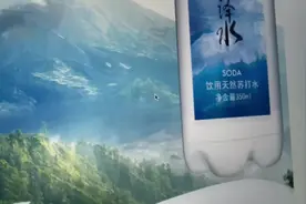 探访超市碱性水专区：一个货架十多个品牌在售 专家称别信营销噱头、喝白开水最好图片