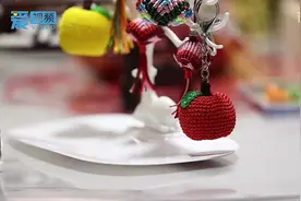 济南：一条五彩绳上的端午节图片