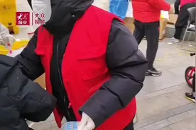 视频｜抗击疫情党旗红，一家四口齐上阵图片