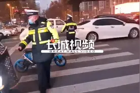 电动车私装手机支架，外卖小哥被拦图片