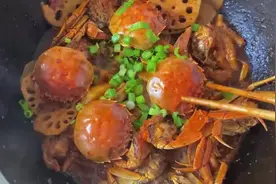 周末美食DIY丨天气渐凉，来一份热气腾腾的肉蟹煲图片