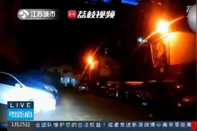 江苏一男子车技生疏刚启动就撞7车伤1人视频封面