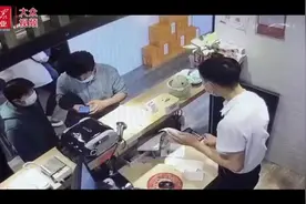 海姆立克急救法！护士专业施救，一分钟助男童脱险图片