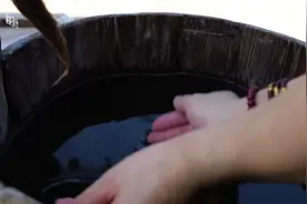 600年古井又见清水图片