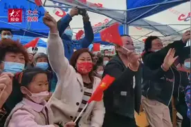 航天员王亚平家乡沸腾了！乡亲们：她为家乡争光视频封面