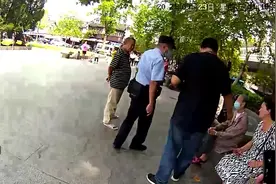 这就是爱情！89岁老人寻回走丢老伴后 说了这句话图片