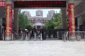 高考瞬间｜考场外，有老师的暖心守护图片