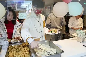 留在上海过大年丨“鹮仙”们一起动手包饺子，上海歌舞团的团圆饭“仙气十足”图片