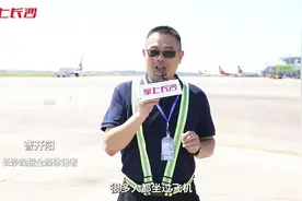 机务维修员烈日下紧守飞行安全大闸图片