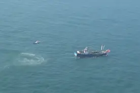 东海海域险情不断 东海救助局成功救起10名遇险船员图片