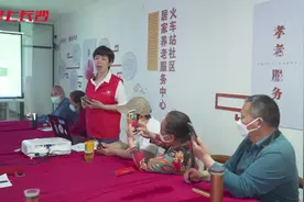 长沙火车站社区：中国好人教老人玩转智能手机图片