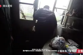 泪目，独居老人雨中摔倒2小时，手都泡发白了……图片