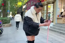 为了销量拼了！嘉定一男店主日更女装穿搭视频：网红舞步、“恨天高”一个都不能少图片