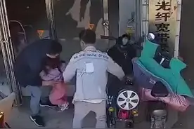 电动车忘锁2岁娃拧油门撞向玻璃，家长：谨记第一时间拔掉车钥匙图片