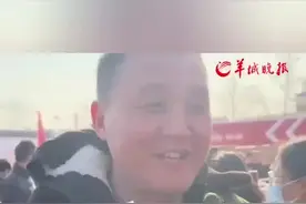 给乡亲发红包、年货！刘强东小学老师直呼“大强子给的钱太厚了”图片