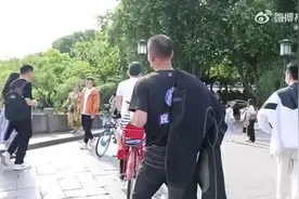 “五一”期间男子在西湖捞手机，日赚约一万图片