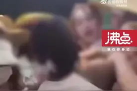 TFBOYS粉丝体育场外打架？警方通报：为抢占有利位置引发图片