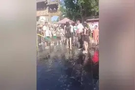 泼水节女网红被泼后与游客起冲突，当事人鞠躬道歉图片