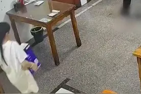 12岁女孩搬啤酒炸裂一地后，大家反应好暖心！图片