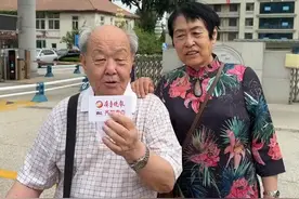 烟台80岁的爷爷奶奶给孙女送考，称孙女学习成绩很好，希望她正常发挥，“不要紧张，考哪个学校都一样。”图片