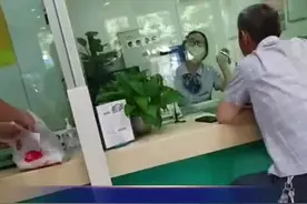 女子存650元硬币被银行柜员拒绝，大堂经理出面帮存图片