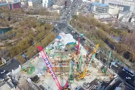 大明湖南岸建设地铁站点，首幅地连墙钢筋笼吊装入槽图片